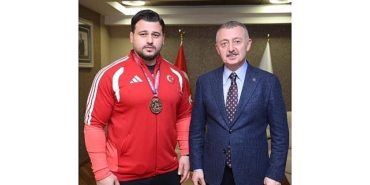 baskan-buyukakin-guresten-iki-onemli-ismi-agirladi.jpg