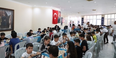 baskan-cercioglunun-destekleri-ile-satranc-ogrenen-ogrenciler-hamlelerini-yaristirdi.jpg