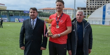 kosu-sampiyonu-kupasini-baskana-getirdi.jpg