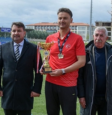 kosu-sampiyonu-kupasini-baskana-getirdi.jpg