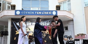 ogrencilerin-mezuniyet-sevinci.jpg