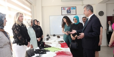 osmek-kursiyerlerinin-eserleri-hudavendigarda-sergilendi.jpg