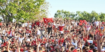 antalyalilar-dunya-kupasi-heyecani-icin-olbia-kent-meydaninda-bulustu.jpg
