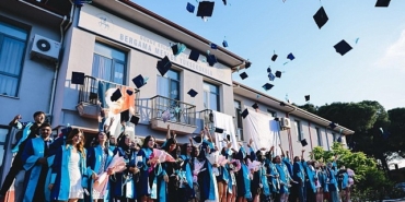 deu-bergama-myoda-mezuniyet-coskusu.jpg