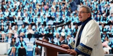 deu-izmir-meslek-yuksekokulunda-mezuniyet-coskusu.jpg