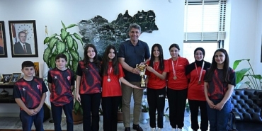 genc-sporcular-basarilarini-baskan-kocamanla-paylasti.jpg