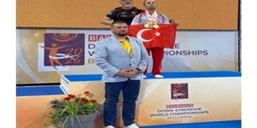 izmirli-sporcudan-tarihi-basari.jpg