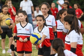 mini-voleybol-senliginde-cocuklar-madalyalarini-aldi.jpg