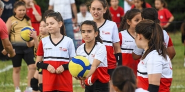 mini-voleybol-senliginde-cocuklar-madalyalarini-aldi.jpg