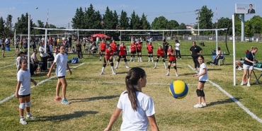 osmangazideki-mini-voleybol-senliginde-spor-ve-dostluk-kazandi.jpg