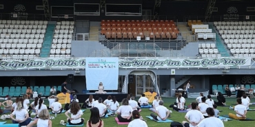 saglikli-yaslanma-icin-yoga-yaptilar.jpg