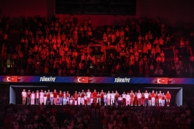 vodafonedan-voleybol-milletler-liginde-millilere-hologram-tribunden-destek.jpg