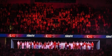 vodafonedan-voleybol-milletler-liginde-millilere-hologram-tribunden-destek.jpg