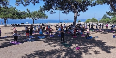 yesille-mavinin-bulustugu-yerde-pilates.jpg