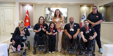 baskan-vekili-ozdemir-sampiyon-sporculari-agirladi.jpg