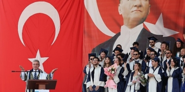 deu-guzel-sanatlar-fakultesinde-mezuniyet-coskusu-baskan-cemil-tugay-esinin-mezuniyet-sevincine-ortak-oldu.jpg