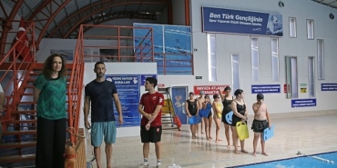 karsiyakada-yuzme-zamani-yaz-tatili-havuz-keyfiyle-taclaniyor.jpg