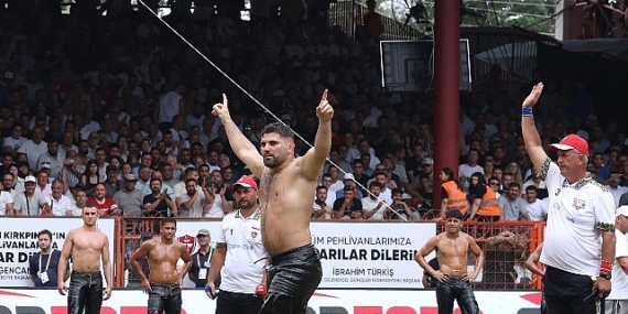 ordu-aybasti-gureslerinde-baspehlivan-erkan-tas.jpg