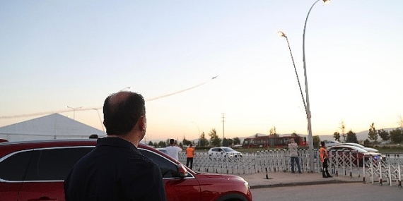baskan-altay-konya-bilim-festivalinde-turk-yildizlarinin-muhtesem-gosterisini-vatandasla-birlikte-izledi.jpg