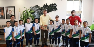baskan-kocaman-sampiyon-gurescilerle-bulustu.jpg
