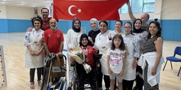dunya-sampiyonu-havva-alyurta-surpriz-kutlama.jpg