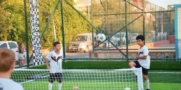 sahalar-yenilendi-cesmenin-mahallelerinde-spor-senligi-basladi.jpg