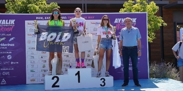 Ayvalık’ta yarı maratonun şampiyonları ödüllerini aldı