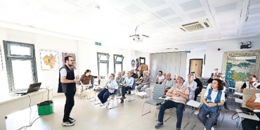 Efes Selçuk’ta Zeytin Üreticilerine Budama Eğitimi